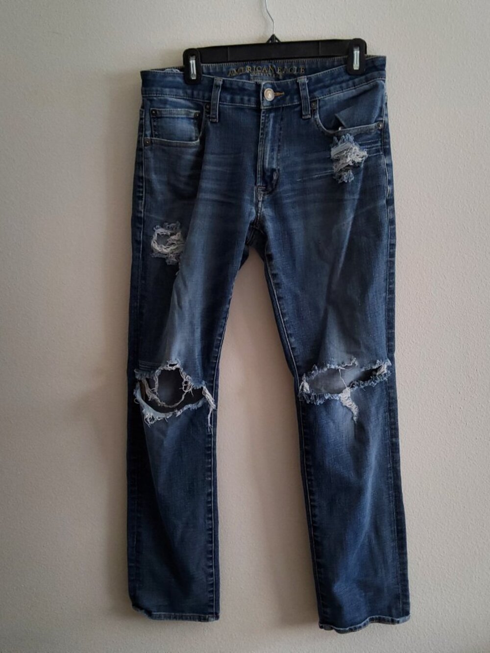 Grunge torn Jean look American Eagle Outfitter Jeans 31x32